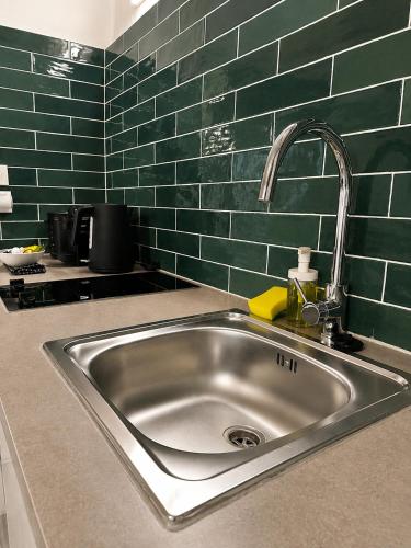 Latin Quarter Classic 1BR Apartment with Netflix
