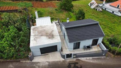 an aerial view of a house with a roof at Cottagee Grandpa Silva in Santana
