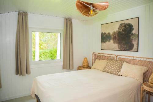 a bedroom with a bed and a window at Nedecvidék ház in Isztimér