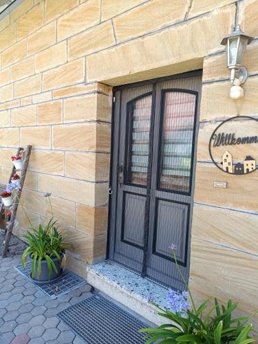 a door to a building with a sign on it at Ferienhaus Mitteldachstetten, ruhige Lage, kostenlos parken, WLAN free in Oberdachstetten