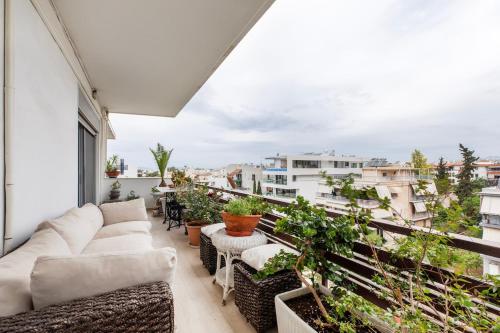 Bright 3 bedroom Apartment with Balcony, Glyfada