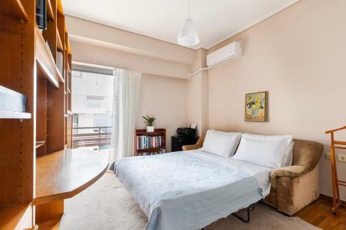 Bright 3 bedroom Apartment with Balcony, Glyfada
