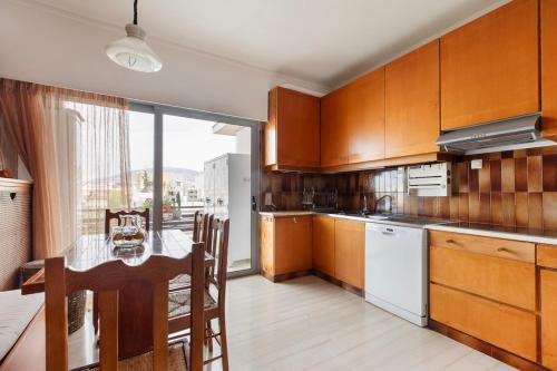 Bright 3 bedroom Apartment with Balcony, Glyfada
