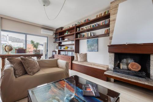 Bright 3 bedroom Apartment with Balcony, Glyfada