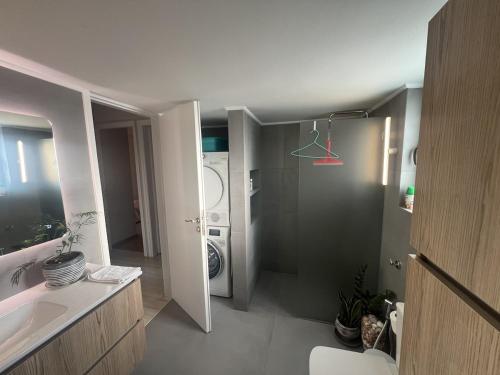 Bright 3 bedroom Apartment with Balcony, Glyfada