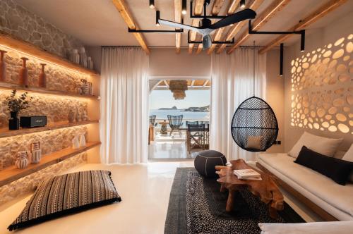 a living room with a couch and a table at Captain Zeppos in Pollonia