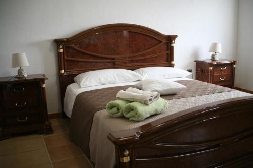 ein Schlafzimmer mit einem Bett, auf dem zwei Handtücher liegen in der Unterkunft serenzia in Lollove