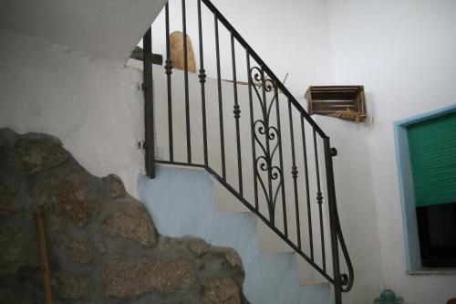 eine Treppe in einem Haus mit einer Steinmauer in der Unterkunft serenzia in Lollove