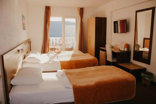 a hotel room with two beds and a window at Hotel Villa Matic in Neum