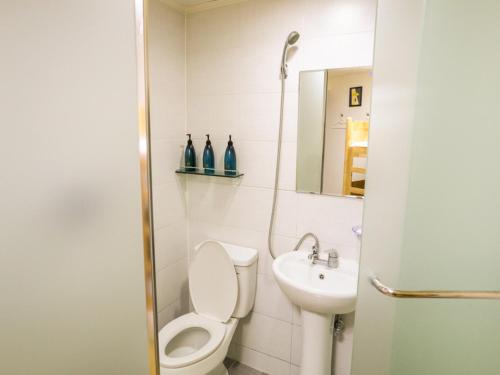 biała łazienka z toaletą i umywalką w obiekcie 24 Guesthouse Dongdaemun Market w Seulu