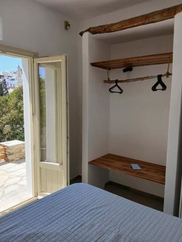 ein Schlafzimmer mit einem Bett und einem Fenster in der Unterkunft Alchemis in Kardhianí