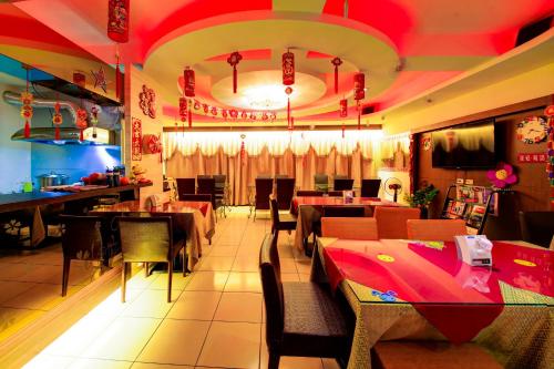 a dining room with tables and chairs in a restaurant at Wsb Motel-Rende in Tainan
