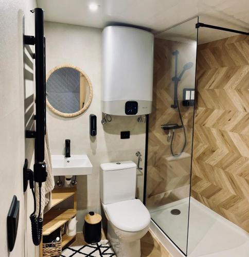 a bathroom with a toilet and a shower and a sink at beGLAMP - Glamping nad Zalewem Próba in Brzeźnio