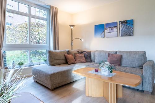 a living room with a couch and a table at Haus Roland, Wohnung 19 in Zinnowitz