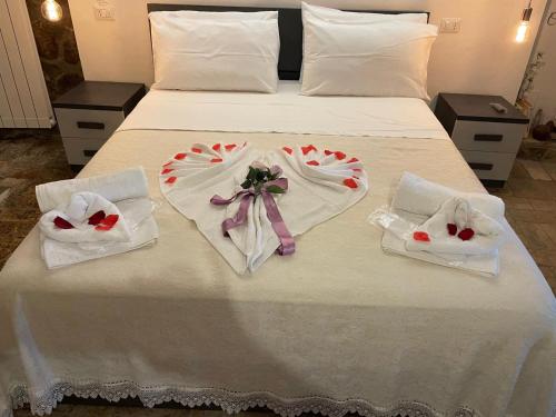 a bed with towels and napkins on it at La casetta di Giogi in Sutri