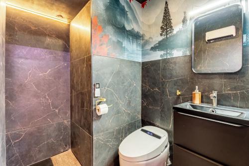 a bathroom with a toilet and a sink at Le Bain de Sakura - Hypercentre in Marseille