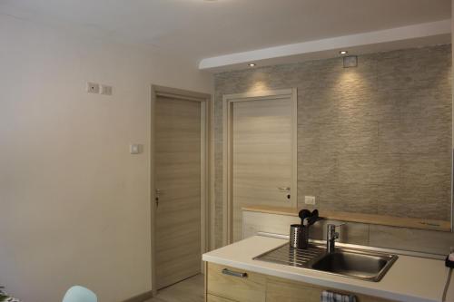 a kitchen with a sink and a mirror at APPARTAMENTO TORRESI 2 in Ancona