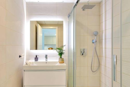 Marbella Beachside Apt Pool, Gym & Terrace