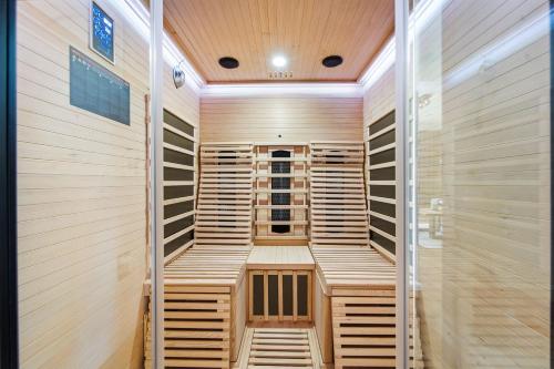 eine Sauna mit Holzgestellen in einem Gebäude in der Unterkunft Neu! Auszeit an der "Grenzfarm" - Stilvolle und geräumige FeWo - perfekt für Radfahrer und Familien in Nordhorn