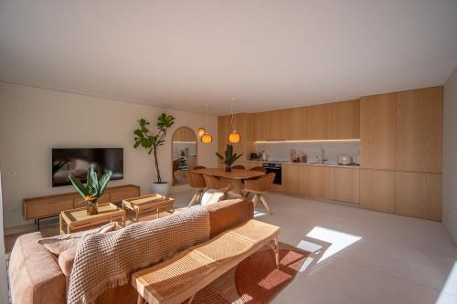 The Vermillion - Private Garden with Pool Access