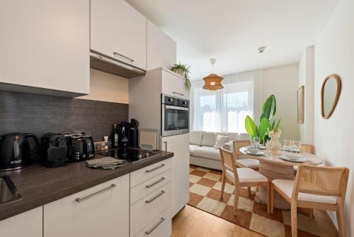 Cozy & Modern 1BR - 1 min to Metro & Train Station