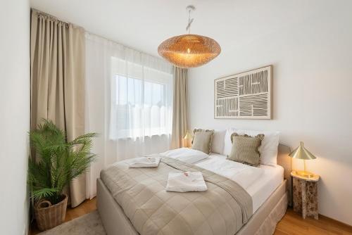 Cozy & Modern 1BR - 1 min to Metro & Train Station