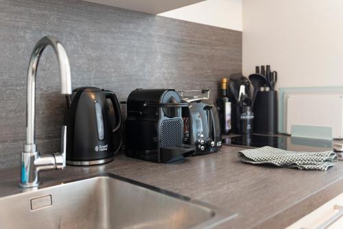 Cozy & Modern 1BR - 1 min to Metro & Train Station
