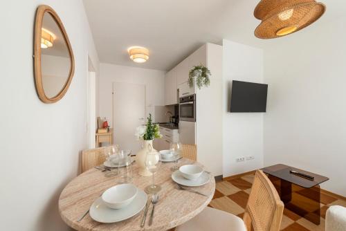 Cozy & Modern 1BR - 1 min to Metro & Train Station
