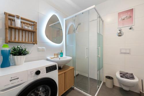 Cozy & Modern 1BR - 1 min to Metro & Train Station