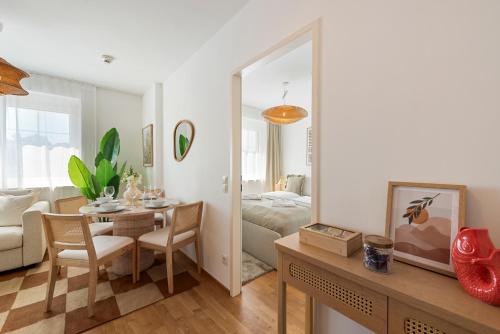 Cozy & Modern 1BR - 1 min to Metro & Train Station