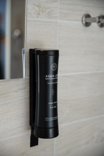 a black container sitting on a counter in a bathroom at Shelter-rooms in Buysinghen