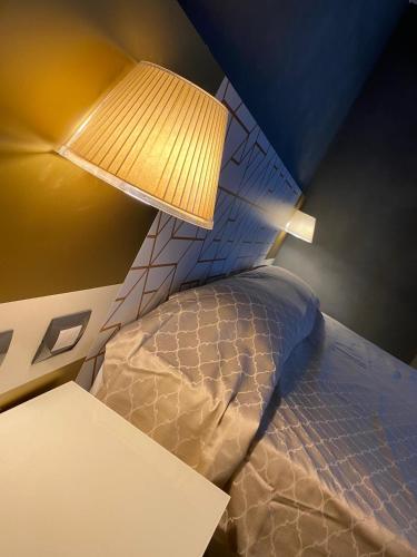 ein Schlafzimmer mit einem Bett, einem Tisch und einer Lampe in der Unterkunft Hotel Link Rho in Rho
