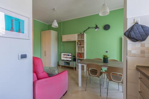 Urban Harmony - Balcony & 8 min to Metro