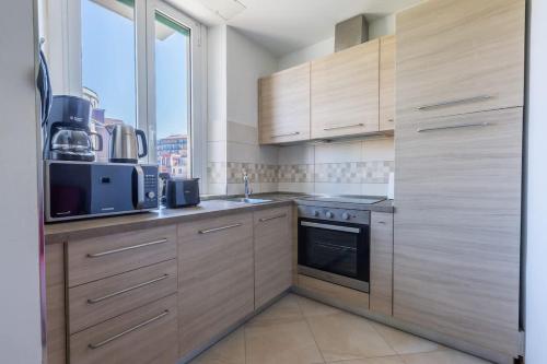 Urban Harmony - Balcony & 8 min to Metro