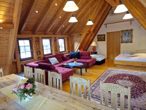 a living room with a purple couch and chairs at Ferienwohnung Seiffener Hof in Seiffen