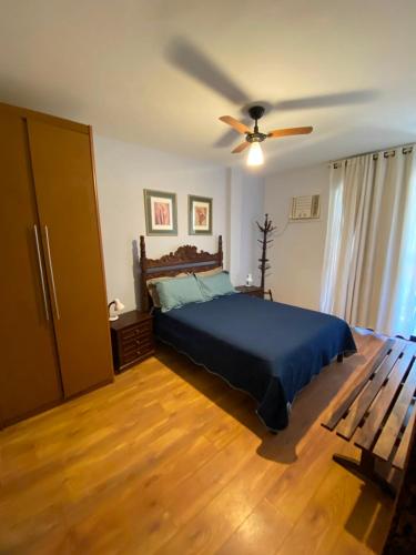 a bedroom with a bed and a ceiling fan at Apto MAR AZUL CARIBE - PRAIA DO FORTE - 3 minutos a pé da praia in Cabo Frio