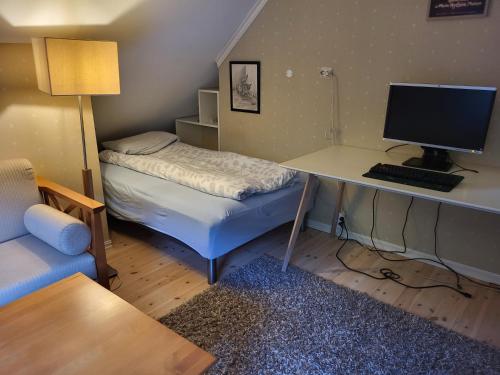 a small room with a desk with a computer on it at Engeset Villa in Volda