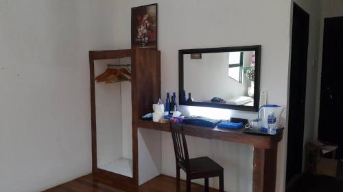 un espejo sentado en una mesa en una habitación en Crystal Hill R, en Kampong Kundassan