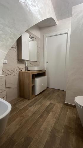a bathroom with a sink and a tub and a toilet at Mercato29Home in Lucera
