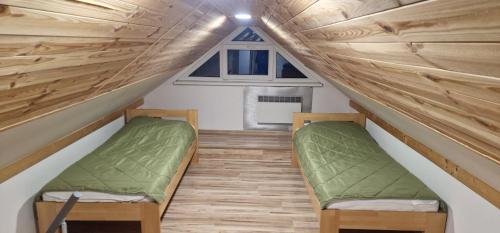 two beds in the attic of a tiny house at Chalupa Pohoda Demänová in Liptovský Mikuláš – Demänová