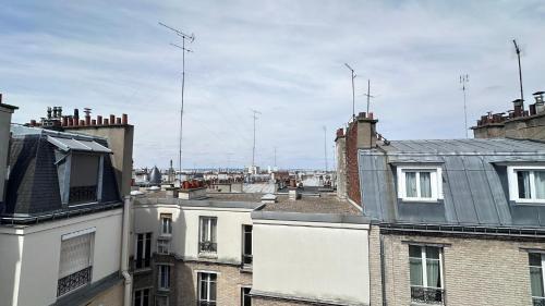 Quiet loft studio with rooftop view