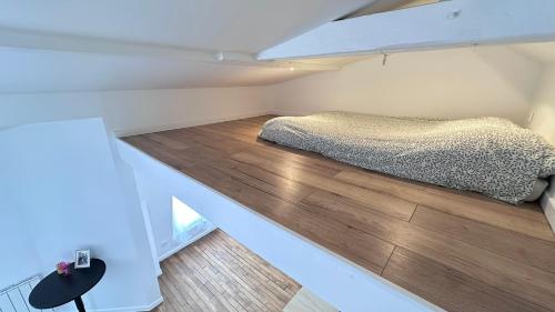 Quiet loft studio with rooftop view