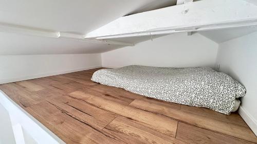 Quiet loft studio with rooftop view