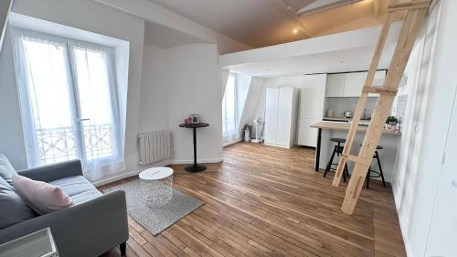 Quiet loft studio with rooftop view