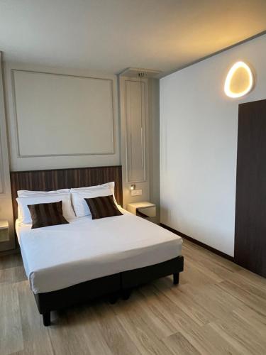 a bedroom with a white bed in a room at Hotel Serafino in Padova