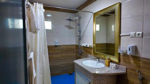 a bathroom with a sink and a mirror at Hôtel Résidence le Berger in Nouakchott