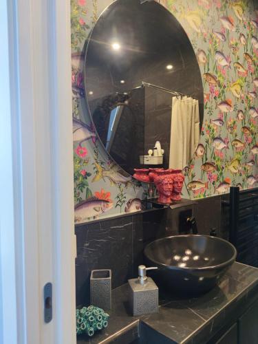 a bathroom with a bowl sink and a mirror at La belle èpoque in Milazzo