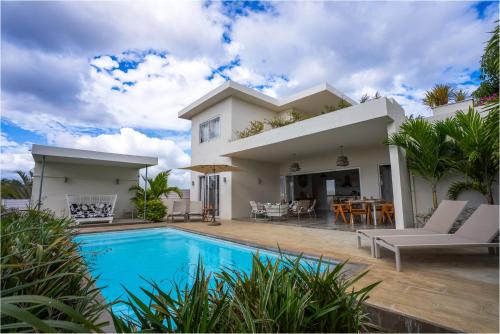 a villa with a swimming pool and a house at ELOMY VILLA in Albion