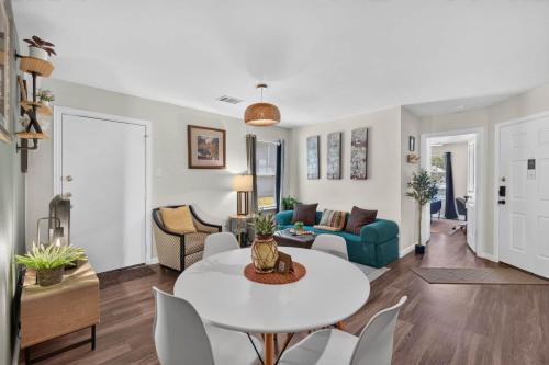 a living room with a white table and chairs at Casa Oasis Temple 3BR 2BA Work Ready in Temple