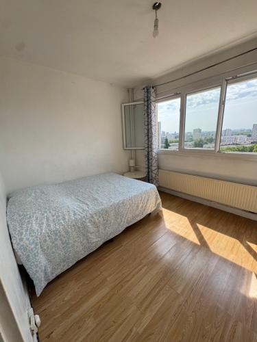 a bedroom with a bed and a window at Paris-Alfortville in Alfortville